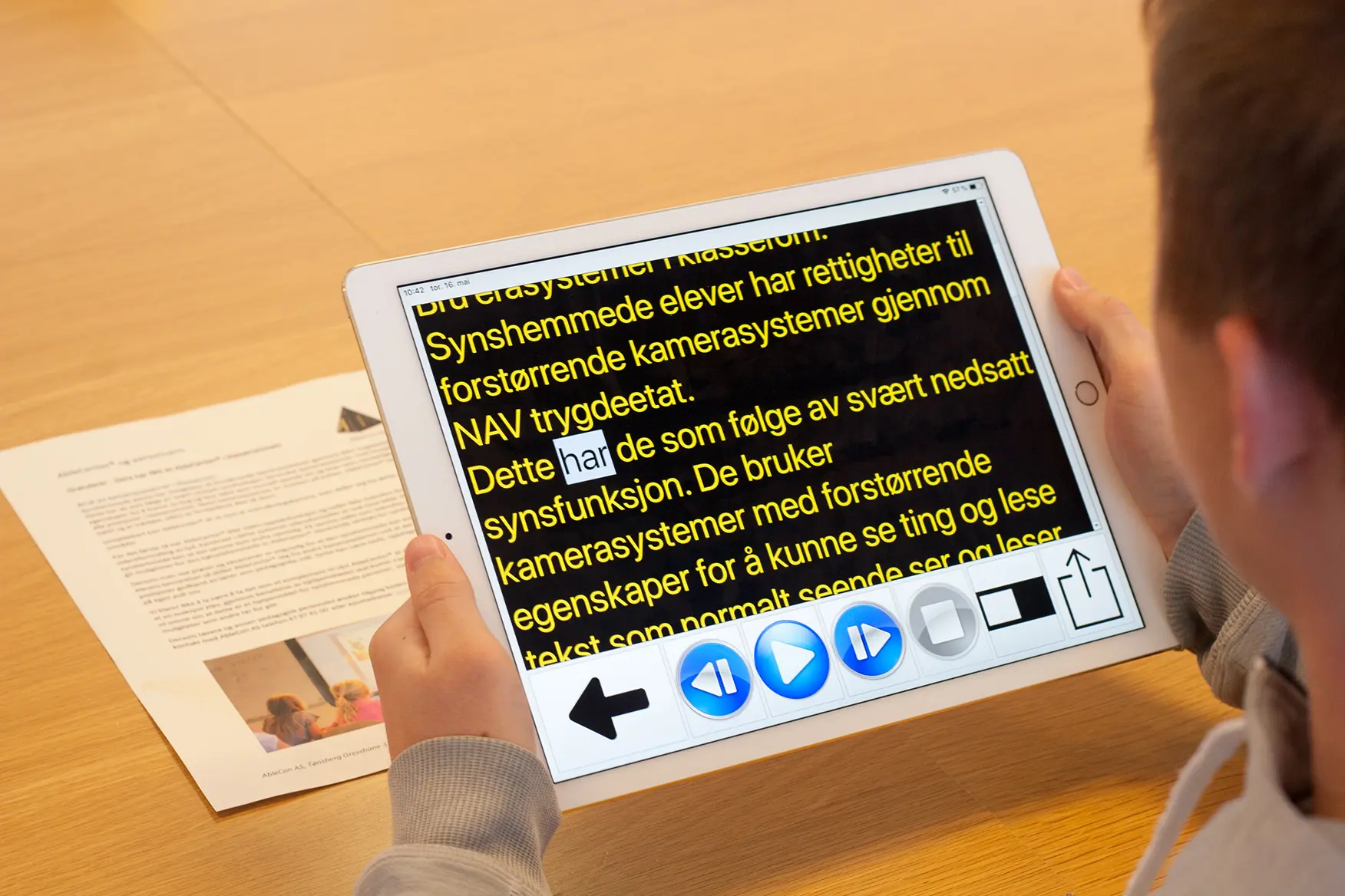 Image d'un étudiant qui utilise AbleText sur sa tablette